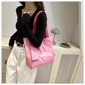 Sac fourre-tout rose avec lettrage fashion et mini pochette assortie sur bandoulière