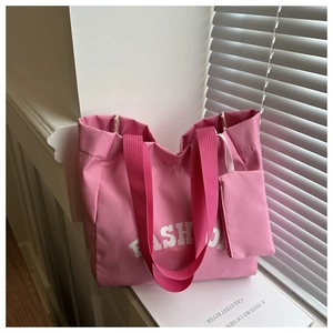 Sac cabas en toile rose avec imprimé Fashion et mini pochette sur un rebord de fenêtre