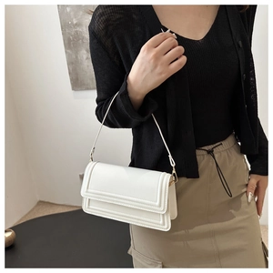 Détail du sac bandoulière en cuir PU blanc avec doubles coutures et finitions dorées