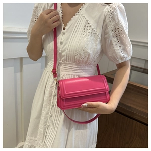 Détail du sac bandoulière carré rose fuchsia avec similicuir et détails en métal doré