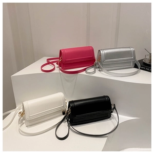 Détails de quatre mini sacs carrés texturés en rose, argent, blanc et noir avec bandoulière