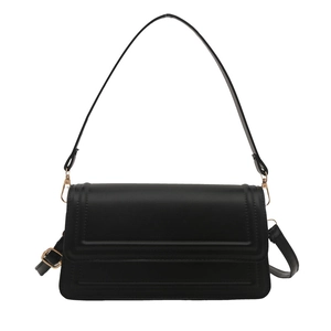 Sac bandoulière noir matelassé avec détails dorés et bandoulière réglable chic