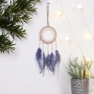Atrapasueños elegante con perlas champán y plumas azules para decoración de pared