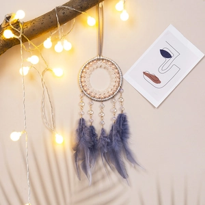 Atrapasueños bohemio con anillo plateado, cuentas rosas y suaves plumas gris púrpura