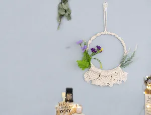 Dettaglio dell'acchiappasogni macramè fatto a mano con decorazioni floreali vivaci