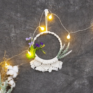 Arazzo da parete boho in macramè fatto a mano con fiori viola e frange di cotone