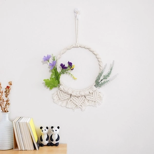 Ghirlanda boho in corda di cotone fatta a mano con fiori artificiali e nappe lunghe