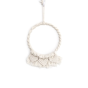 Arazzo da parete in macramè bianco crema fatto a mano con motivi geometrici e nappe