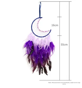 Détail du capteur de rêves lune avec plumes violettes et guide de mesure de 55cm