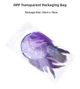 Capteur de rêves lune fait main avec plumes mauves dans un emballage OPP 30x18cm