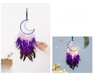 Détail de l'attrape-rêves lune avec plumes dégradées et guirlande lumineuse LED intégrée