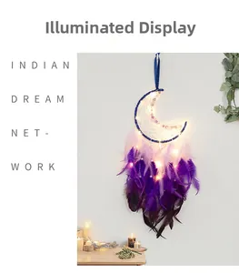 Détail d'attrape-rêves lune avec lumières LED chaudes et plumes violettes