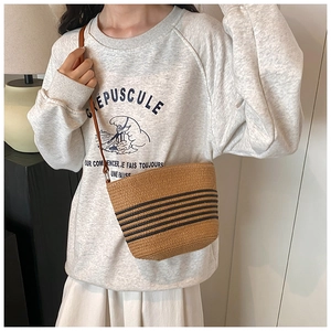 Sac seau tissé de style français avec rayures noires et bandoulière marron