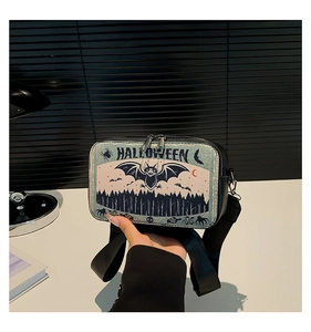 Halloween crossbody tas met bos- en vleermuisprints en een brede schouderband