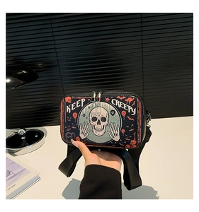 Detail van zwarte crossbody tas met Keep Creepy schedelprint en Halloween-afbeeldingen