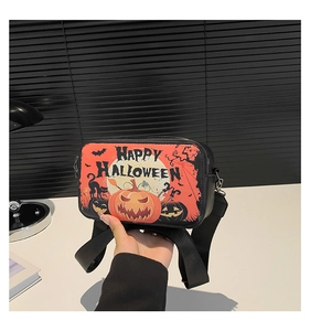 Detail van Halloween schoudertas met oranje pompoen en zwarte kat illustratie