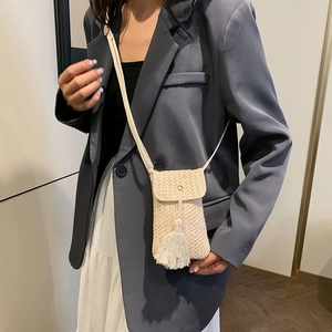Mini sac bandoulière chic en paille beige avec glands et bandoulière pour look d'été