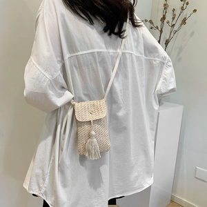 Petit sac bandoulière en paille tressée avec pompon et fermoir métallique femme