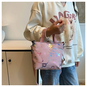 Sac fourre-tout en nylon rose avec lettrage laser et bandoulière réglable sur modèle