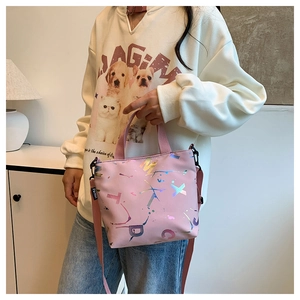 Détail du cabas en nylon rose avec imprimés lettres irisées et bandoulière ajustable