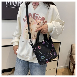 Détail du sac cabas en toile noire avec imprimés alphabet colorés et bandoulière réglable