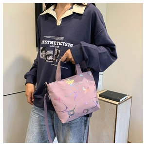 Détail du sac cabas en nylon violet clair avec imprimé laser et bandoulière amovible