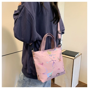 Sac fourre-tout rose imprimé laser avec bandoulière réglable et porté épaule