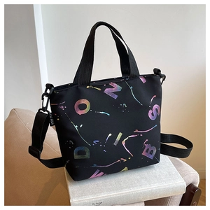 Détail du sac cabas noir avec lettres effet laser colorées et imprimé graffiti artistique