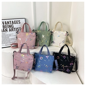 Sacs cabas en toile colorés avec imprimé graffiti holographique en plusieurs tons