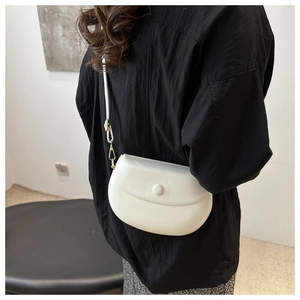 Vue détaillée latérale d'un sac besace blanc minimaliste en similicuir lisse pour femme