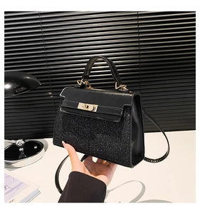 Detalle del mini bolso negro con patchwork de lentejuelas y cierre giratorio dorado