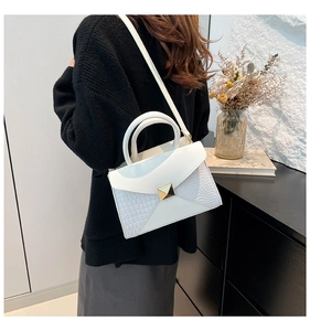 Détail du sac à main blanc motif crocodile avec rabat en V et boucle dorée élégante