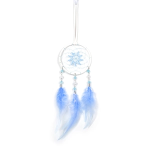Attrape-rêves bohème pour voiture avec plumes bleues et perles sur fond blanc