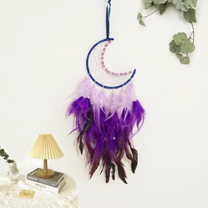 Attrape-rêves mural lune bohème avec plumes dégradées violettes et perles
