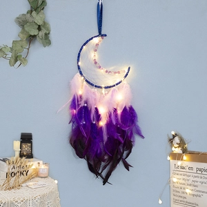 Capteur de rêves lune avec plumes violettes et lumières LED pour déco intérieure