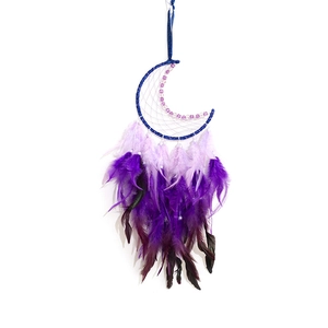 Capteur de rêves lune bleue avec perles violettes et plumes sur fond blanc pur