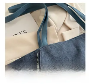 Détails du sac cabas bleu avec fermeture éclair métallique et texture mate de qualité