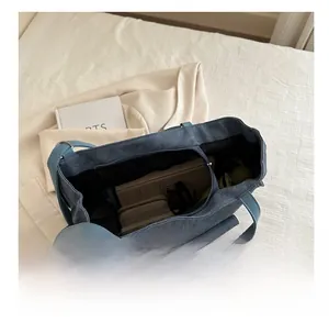 Vue de dessus de l'intérieur du grand sac fourre-tout en jean avec capacité généreuse