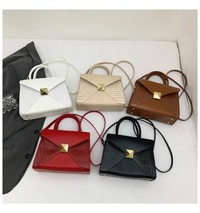 Sacs enveloppe en cinq couleurs avec texture crocodile et fermoirs dorés métalliques