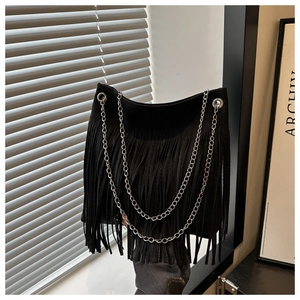 Détail du sac hobo à franges noires avec chaînes argentées et texture en daim de qualité