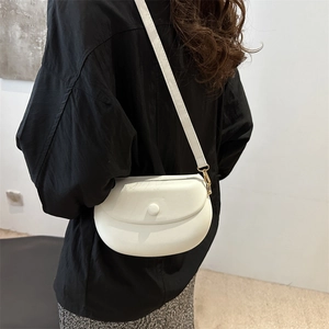 Sacoche selle blanche minimaliste avec finition mate et détails dorés pour femme