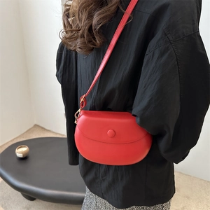 Sacoche selle rouge chic avec finition en cuir lisse et boucle dorée pour femme