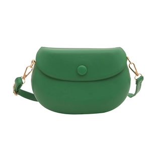 Sacoche selle minimaliste en cuir vert pour femme avec fermoir doré sur fond blanc