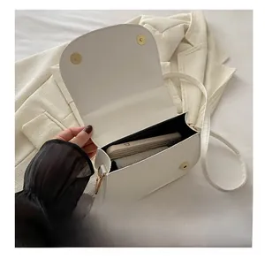Vista interna che mostra la capacità della borsa a sella beige a semicerchio con fibbie magneti