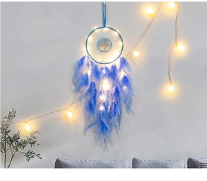 Acchiappasogni albero della vita blu con luci LED e soffici piume blu cielo