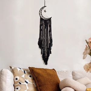 Attrape-rêves lune noire en corde de coton tressée avec des plumes naturelles