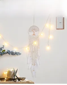 Détail de l'attrape-rêves blanc Arbre de Vie tissé à la main avec plumes et perles en bois