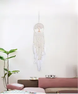 Détail d'un attrape-rêves bohème avec tissage arbre de vie et plumes blanches