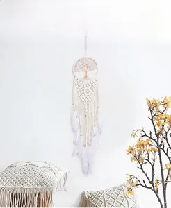 Détail macro d'un attrape-rêve arbre de vie bohème avec plumes blanches et perles