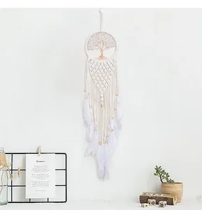Détail d'un attrape-rêves Arbre de Vie fait main avec tissage coton et plumes